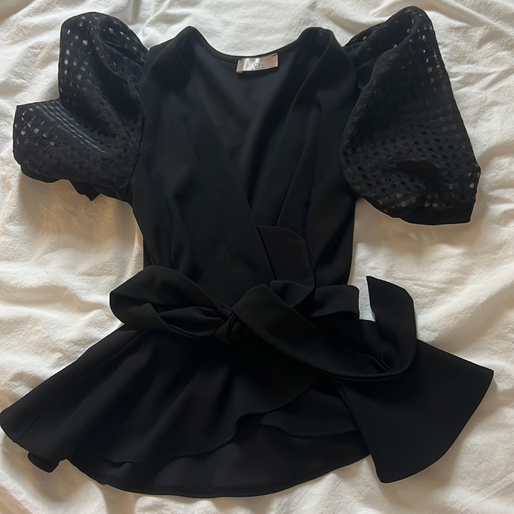 Black top with puff sleeve